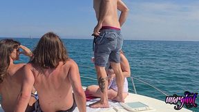 apres midi libertine 2 couples baisent sur un bateau et se font surprendre...