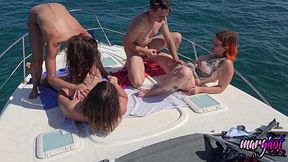 apres midi libertine 2 couples baisent sur un bateau et se font surprendre...