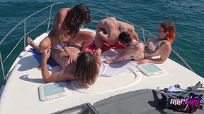 apres midi libertine 2 couples baisent sur un bateau et se font surprendre...