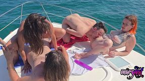 apres midi libertine 2 couples baisent sur un bateau et se font surprendre...
