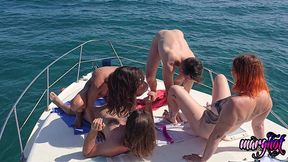 apres midi libertine 2 couples baisent sur un bateau et se font surprendre...