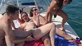 apres midi libertine 2 couples baisent sur un bateau et se font surprendre...