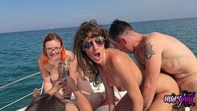 apres midi libertine 2 couples baisent sur un bateau et se font surprendre...