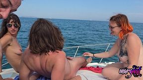 apres midi libertine 2 couples baisent sur un bateau et se font surprendre...