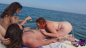apres midi libertine 2 couples baisent sur un bateau et se font surprendre...