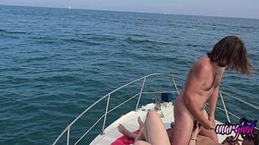 apres midi libertine 2 couples baisent sur un bateau et se font surprendre...