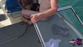 apres midi libertine 2 couples baisent sur un bateau et se font surprendre...