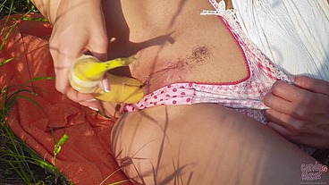 Candy Alexa fuck her pussy hardly with banana in the public park