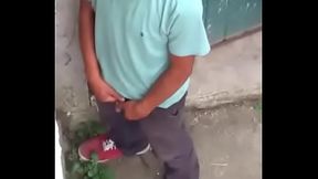 neighbor'_s friend pissing / amigo de mi vecino orinando