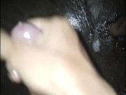 Hasta que jalo la polla y se me viene la leche.