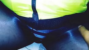 Despu&eacute_s de llegar de la oficina mi esposo me quita las zapatillas de puta me besa y da un masaje en mis pies, me exista tanto que termin&oacute_ por sacarle la verga y frotar mis pies eyacula