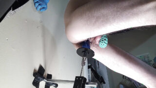 Cảnh quay nghiệp dư của một anh chàng da trắng tự sướng với máy rung tình dục, màn quan hệ tình dục mãnh liệt với mông đầy lông và xuất tinh.