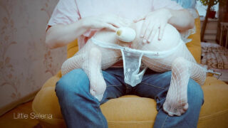 Мініатюрна повія приймає величезний грубий анал та фістинг в інтенсивному домашньому домінуванні від першої особи