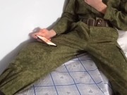 военный страстно дрочит в казарме