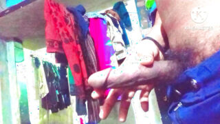 POV BDSM-film van Indiase mannen in kousen en latex die anaal worden gepenetreerd.