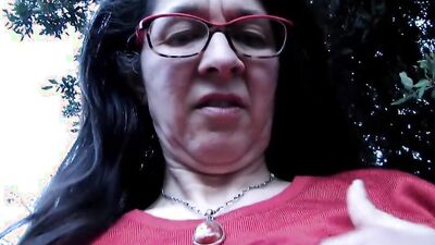 Josephine poilue elle pisse - video 1
