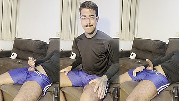 twink dotado de 24cm tirando pau pra fora na sala