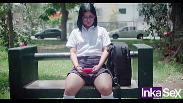Inocente colegiala latina culona es llevada con mentiras a casa de un extra&ntilde_o para follar