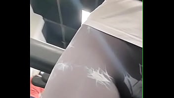 Se mete el leggins y se sube la playera, para que le vea como se le marca la tanguita 2