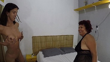 Minha amiga Dani Trans me pediu uma massagem antes do jogo do Brasil na copa, acabamos fazendo uma putaria e ela me comeu com força gostoso
