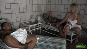 a galera se empolgou e fodeu na piscina e a loira gozou tres vezes - melody antunes