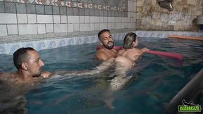 a galera se empolgou e fodeu na piscina e a loira gozou tres vezes - melody antunes