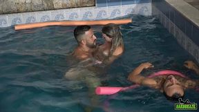 a galera se empolgou e fodeu na piscina e a loira gozou tres vezes - melody antunes