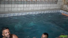 a galera se empolgou e fodeu na piscina e a loira gozou tres vezes - melody antunes