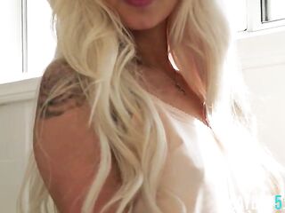 Bubble booty teen blond Elsa Jean gets exposed at home and looks breathtaking