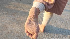 Yingying climbs a mountain with bare feet, feet were covered with mud, and show her dirty soles to you