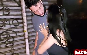 Peituda magrinha e gostosa fodendo com novinho dotado