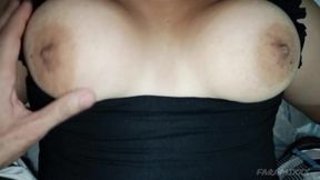 Masajeando, apretando y Jugando con grandes tetas naturales, sus pezones se ponen muy duros