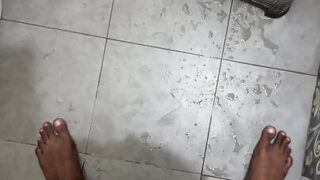 Meia-irmã não circuncidada flagrada se masturbando de calcinha é fodida analmente por amador indiano tarado