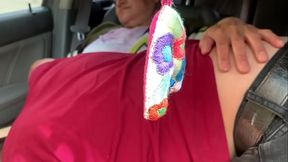 Una mamadita de panocha en el carro justo la llama su marido y no le contesta