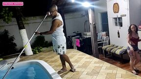 nao tive dinheiro para pagar o limpador de piscina mas em troca deixei ele comer meu cusinho com pau grande