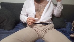 hetero se quita la camisa y muestra su cuerpo de macho