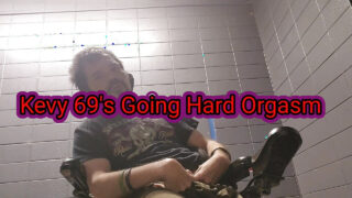 Những anh chàng đồng tính có dương vật to tự quay phim đang quan hệ tình dục và xuất tinh mạnh mẽ cùng nhau.