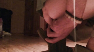 素人の痩せたソロティーン男がディルドで尻をファック