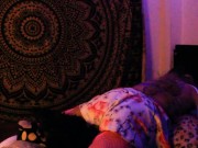 caliente femboy busca complacerse con sus almohadas saltando