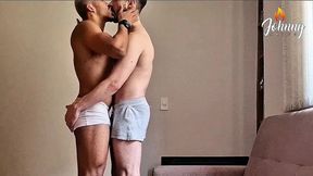 magrinho aproveitou a viagem dos pais e foi com fome no cu do amigo carioca gostoso