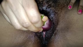 Bhabhi ne baigan or hatho se nikali chut ki pani