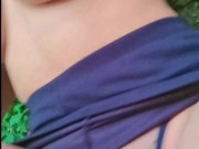 Casada exibindo a bucetinha rosa no parque
