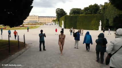 Francesca zeigt ihre geile Pornofotze in Public 2