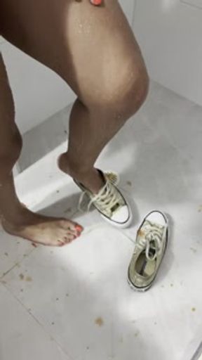Sexy babe gets her gold converse wet - MandySnow free clip