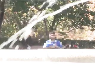 Yunnox regala su coño en un parque público