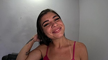 A primeira vez de Julia Souza foi com Ted e levou muita rola no rabo