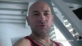 il lui baise son cul dans un parc public dehors