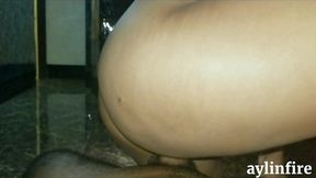 parte 2 ,taxista folla a la esposa del cliente, su cono es apretado y el tiene una gran corrida adentro de su pussy