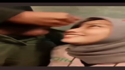Adek hijab cantik nyepong crot dimuka