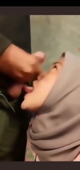 Adek hijab cantik nyepong crot dimuka